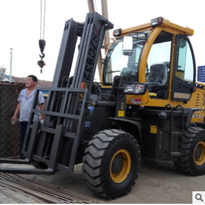 四驅越野叉車 高底盤與電動化技術的融合創新